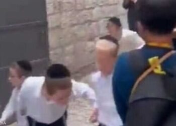 بالفيديو .. مستوطنون يهود “يبصقـــون” بالقرب من موكب للمصلين المسيحيين