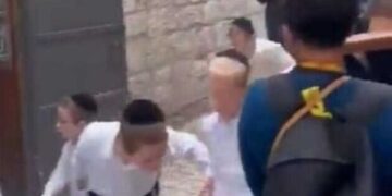 بالفيديو .. مستوطنون يهود “يبصقـــون” بالقرب من موكب للمصلين المسيحيين
