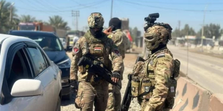 البصرة .. الإطاحة بضابط ساوم مواطنين لإنجاز معاملاتهم