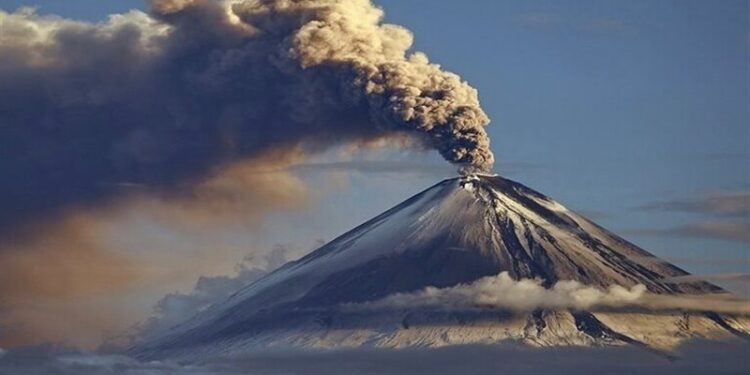 بركان يقـــذف رمادا لمسافة 7 كيلومترات