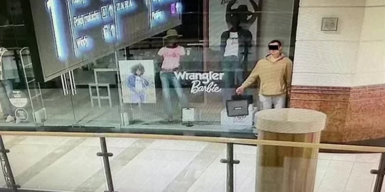 اعتقال لص تنكــر في هيئة تمثال حاول سرقة المجوهرات