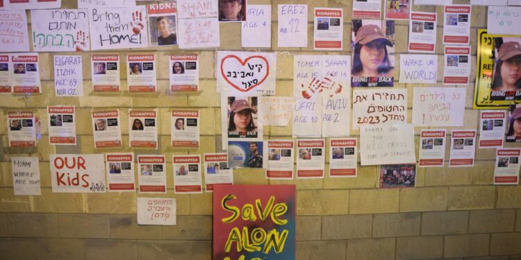 تصـــاعد الغضب بين أهالي “الرهائن الإسرائيليين”