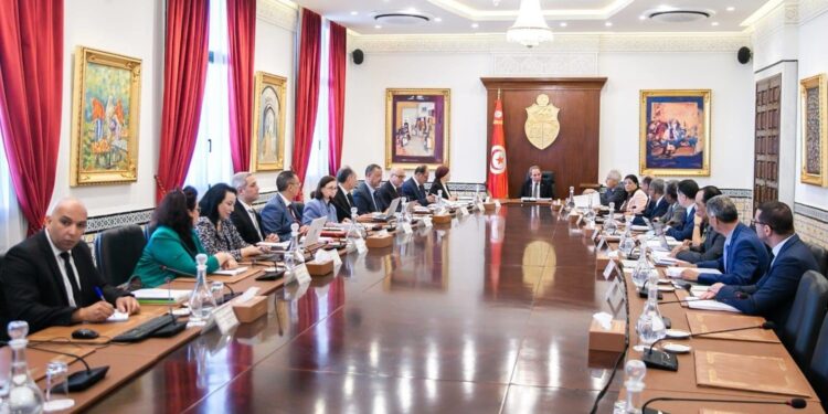 تونس .. الحكومة تلاحق “المندســـين” في القطاع العام