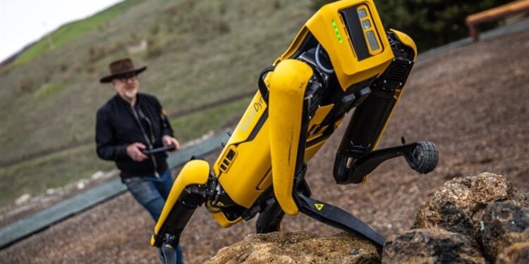 روبوت خارق ,,, يمشــي ويتكلــم وينظــر حولــه