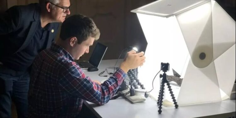 طالب يفك رموز مخطوطة تاريخية بــ”الذكاء الاصطناعي”