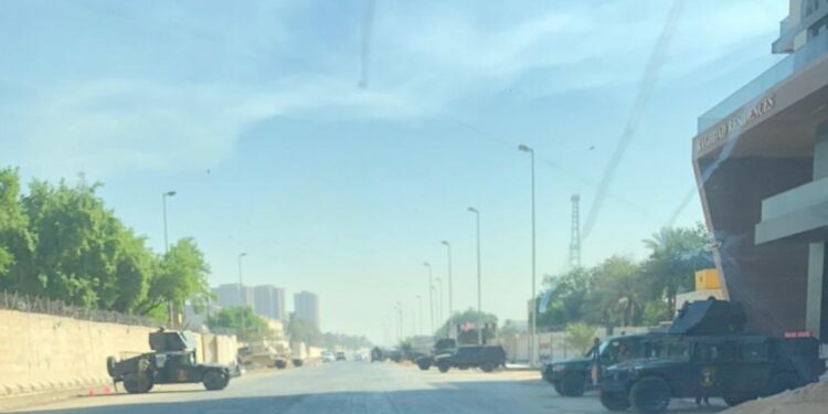 انتشار أمني وقطع جسر الجمهورية بعد دعوات للتظاهر أمام السفارة الأميركية