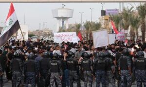 تزايد اعداد المتظاهرون في “ساحة التحرير” واحتكاكات متقطعة مع القوات الأمنية