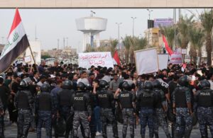 تزايد اعداد المتظاهرون في “ساحة التحرير” واحتكاكات متقطعة مع القوات الأمنية