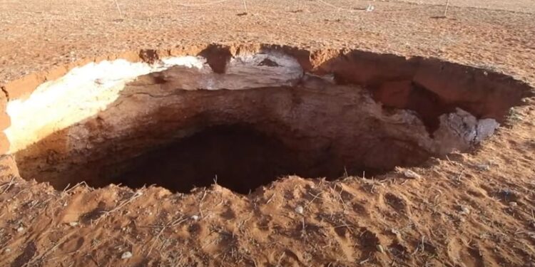 المغرب .. ظهور مفاجئ لــ”حفرة بعمق 60 متر” تثير الرعب