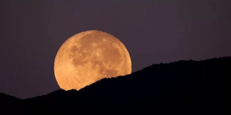 السماء كســـوف حلقي للشمس و خســوف للقمر