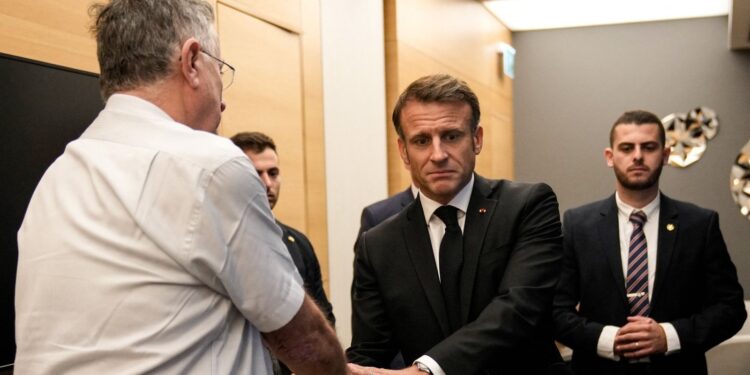 ماكرون .. هدفنا الأول هو إطــــلاق جميع المحتجزين لدى حماس