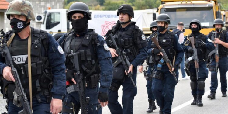 كوسوفو تطالب صربيا بــ”سحـــب قواتها من الحدود”