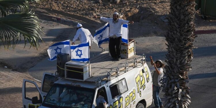 متشددون يهود “يرقصون خلف الدبابات” أثنــاء قصف غزة