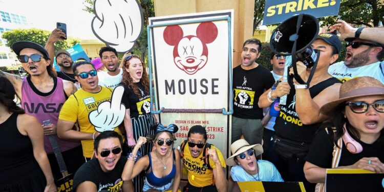 شركة “ديزني” في مئويتها تســـحر الكبار قبل الصغار