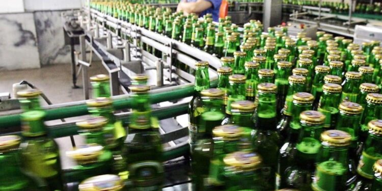 شركة صينية للــبيرة تلاحــــق موظفا “تبـــول في إحدى الحاويات”