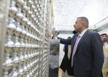 بالصور وزير الداخلية يتشرف بزيارة الحضرة القادرية في بغداد
