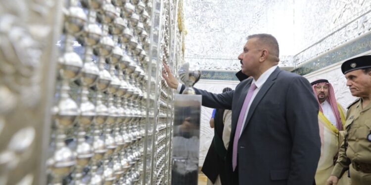 بالصور وزير الداخلية يتشرف بزيارة الحضرة القادرية في بغداد