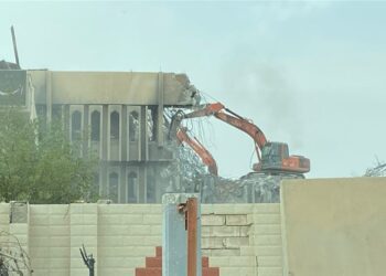 احُترق قبل 5 سنوات وهذا بديله.. المباشرة بإزالة مبنى محافظة البصرة (صور)