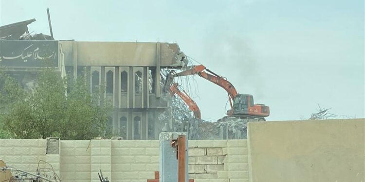 احُترق قبل 5 سنوات وهذا بديله.. المباشرة بإزالة مبنى محافظة البصرة (صور)