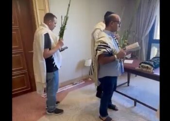 وزير إسرائيلي يؤدي صلاة توراتية في السعودية