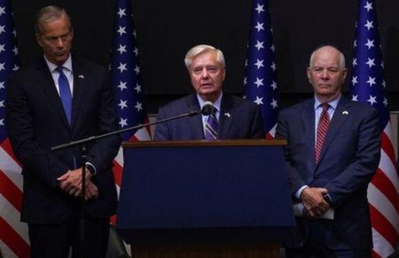 سناتور أمريكي يحذر إيران من تصعيد الحرب في الشرق الأوسط