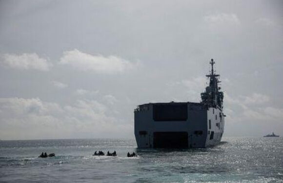 فرنسا ترسل حاملة طائرات هليكوبتر لدعم مستشفيات غزة