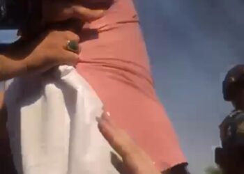 بالفيديو .. اعتداءات على المتظاهرين امام وزارة التربية