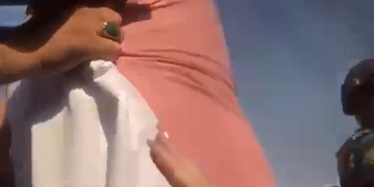 بالفيديو .. اعتداءات على المتظاهرين امام وزارة التربية