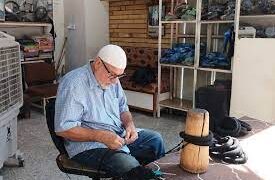 “العقــال العراقي” يتحدى الزمن وأهل النجف يفتخرون بصناعته
