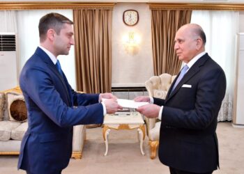 وزير الخارجية يتسلـَّم نسخة من أوراق اعتماد سفير جمهوريَّة أذربيجان لدى العراق
