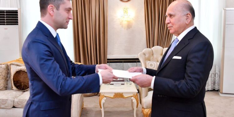 وزير الخارجية يتسلـَّم نسخة من أوراق اعتماد سفير جمهوريَّة أذربيجان لدى العراق