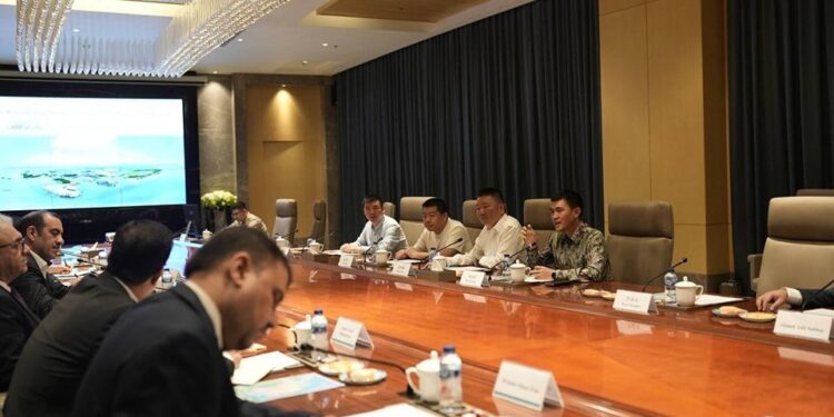 وزيـر الصناعـة يـزور اندونيسيـا و الصيـن لبحـث “آفـاق التعـاون فـي مجـال المُـدن الصناعيـة”