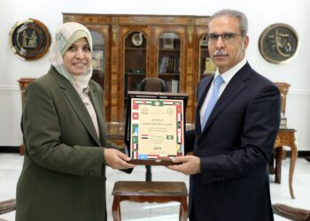 رئيس مجلس القضاء الأعلى فائق زيدان يتســـلم درع التميز للتدريب القضائي العربي