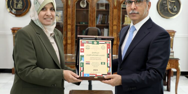 رئيس مجلس القضاء الأعلى فائق زيدان يتســـلم درع التميز للتدريب القضائي العربي