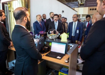 العلاق يفتتــــح منافذ جديدة لبيــــع الدولار في مطار بغداد