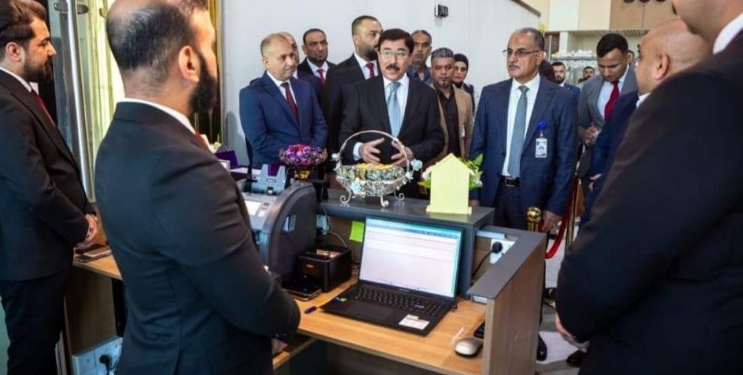 العلاق يفتتــــح منافذ جديدة لبيــــع الدولار في مطار بغداد