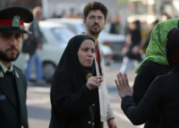 ايران .. فتاة إيرانية تدخل في “غيبــوبة” بعد اشتباكها مع شرطة الأخلاق