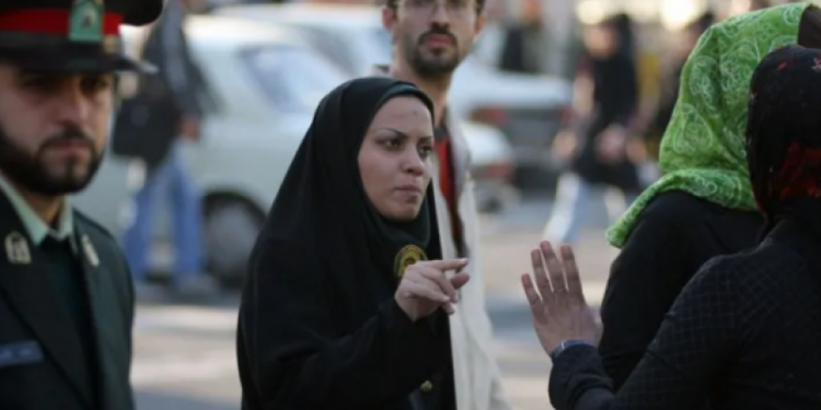 ايران .. فتاة إيرانية تدخل في “غيبــوبة” بعد اشتباكها مع شرطة الأخلاق