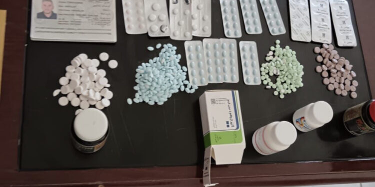 ضبط مسافر أجنبي بحوزته (585 حبة مخدرة) في منفذ زرباطية