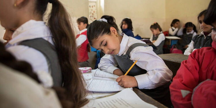 عوائل عراقية تتحمــل نفقات إضافية شهرياً لتأمين التعليم المناسب لأبنائها