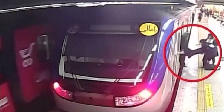 ايران .. مراهقة المترو “ميتة دماغيا” ,,, بعد تعرضها لاعتداء بسبب “الحجاب”