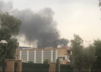 بالفيديو .. اندلاع حريقاً في محال تجارية للأصباغ وسط بغداد