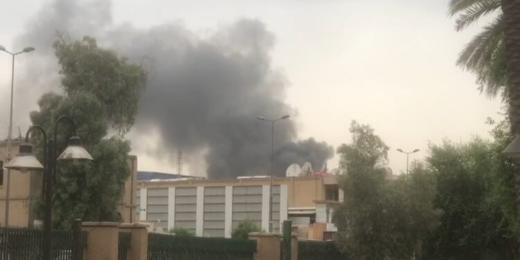 بالفيديو .. اندلاع حريقاً في محال تجارية للأصباغ وسط بغداد