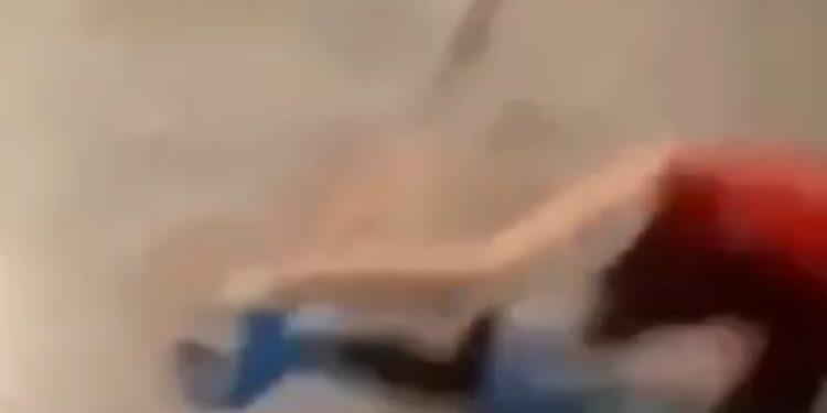 بالفيديو .. اب يعنف ابنته بطريقة وحشية