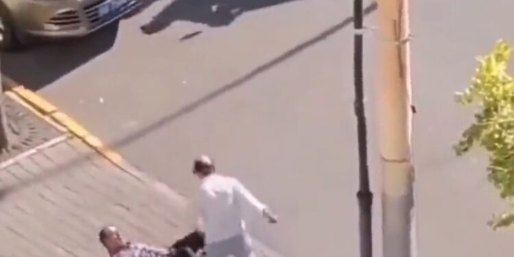 الصين .. فيديو تعرض موظف بالسفارة الإسرائيلية “للطعن” في بكين