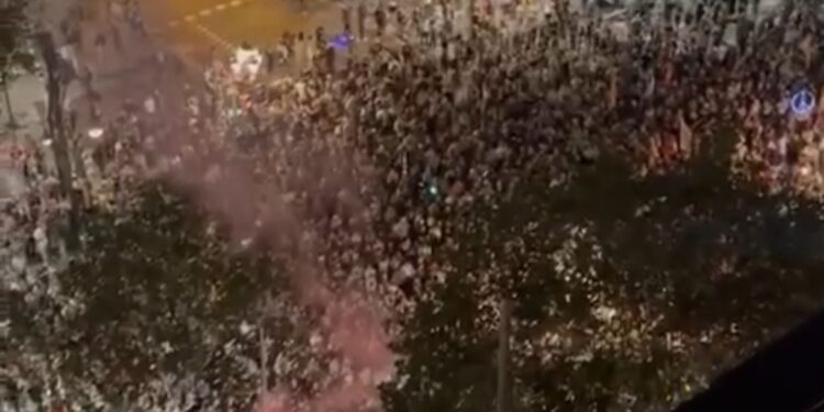 بالفيديو .. سيـــل بشري في برشلونة الإسبانية تهتف إسناداً لغزة وتندد بمجازر الاحتلال