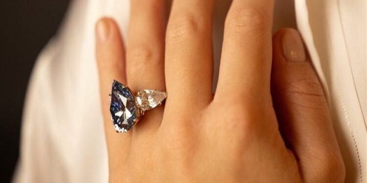 بيـــع أغلى ماسة في العالم في مزاد علني