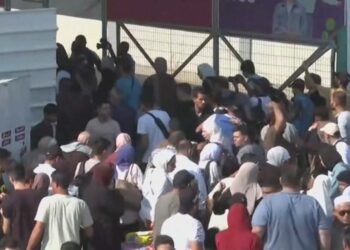 عشرات الأجانب و الفلسطينيين يعبرون رفح باتجاه مصر