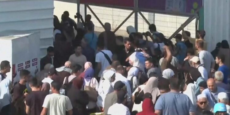 عشرات الأجانب و الفلسطينيين يعبرون رفح باتجاه مصر