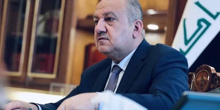 وزير الدفاع يقاضــي برلمانية